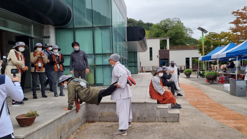 순례를 나서기 전 몸을 풀고 준비하고 있는 순례대중들 (3).jpeg